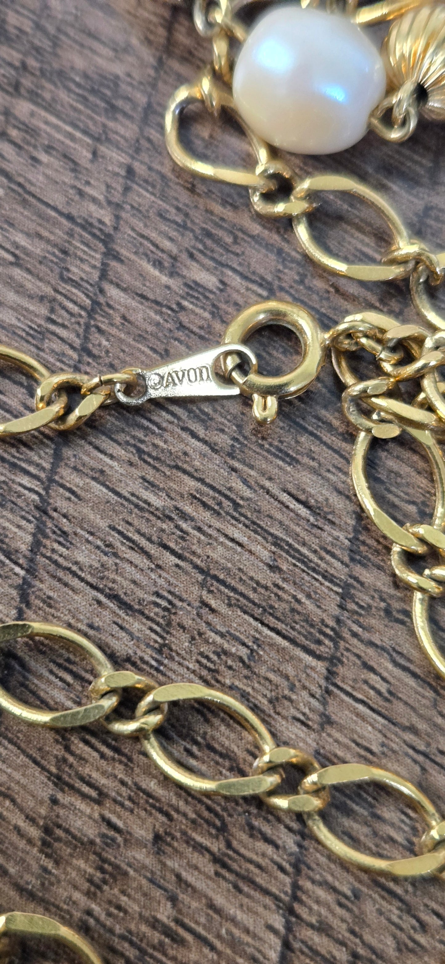 80's Vintage Avon faux Peral Goldtone Necklace