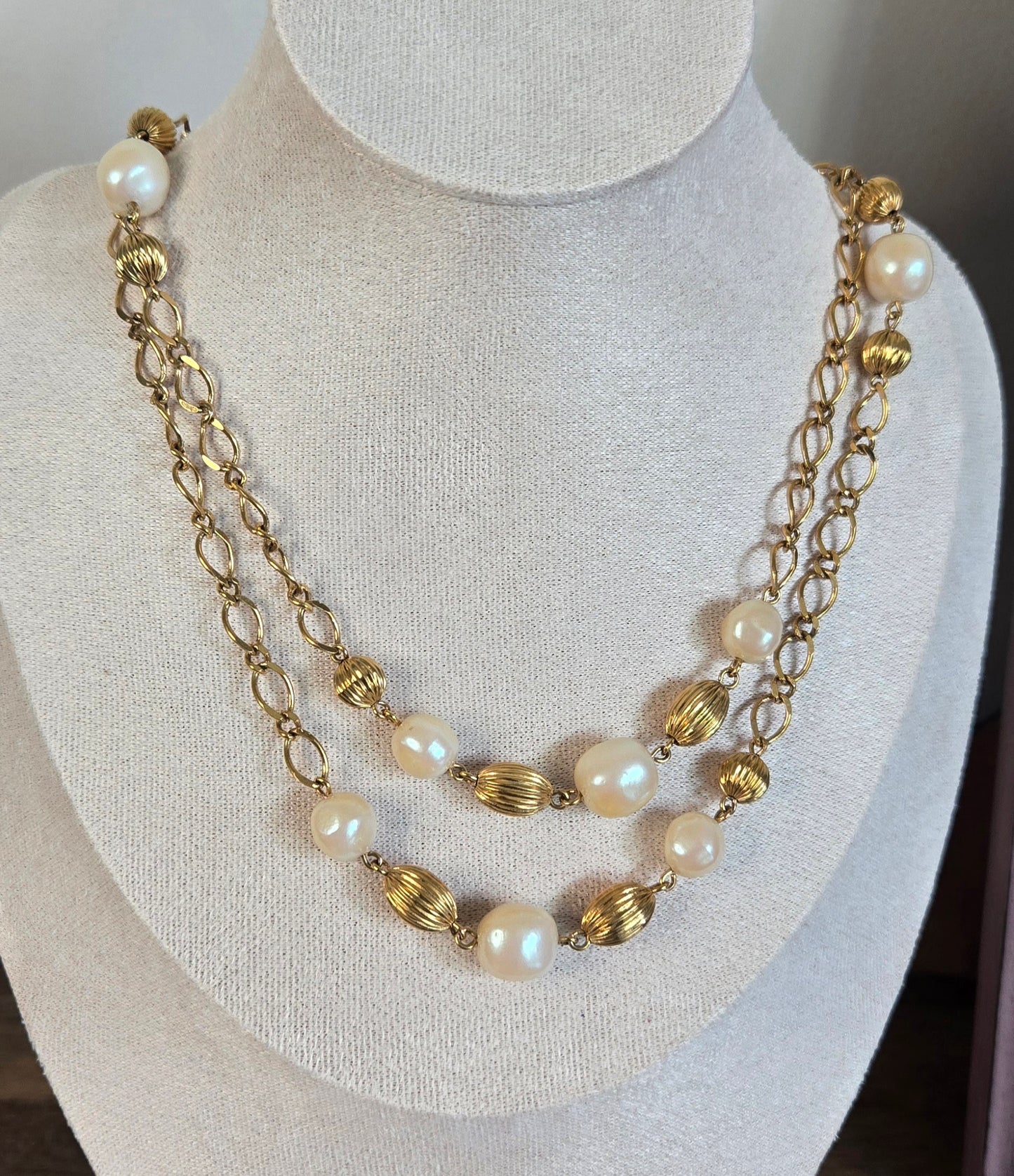 80's Vintage Avon faux Peral Goldtone Necklace