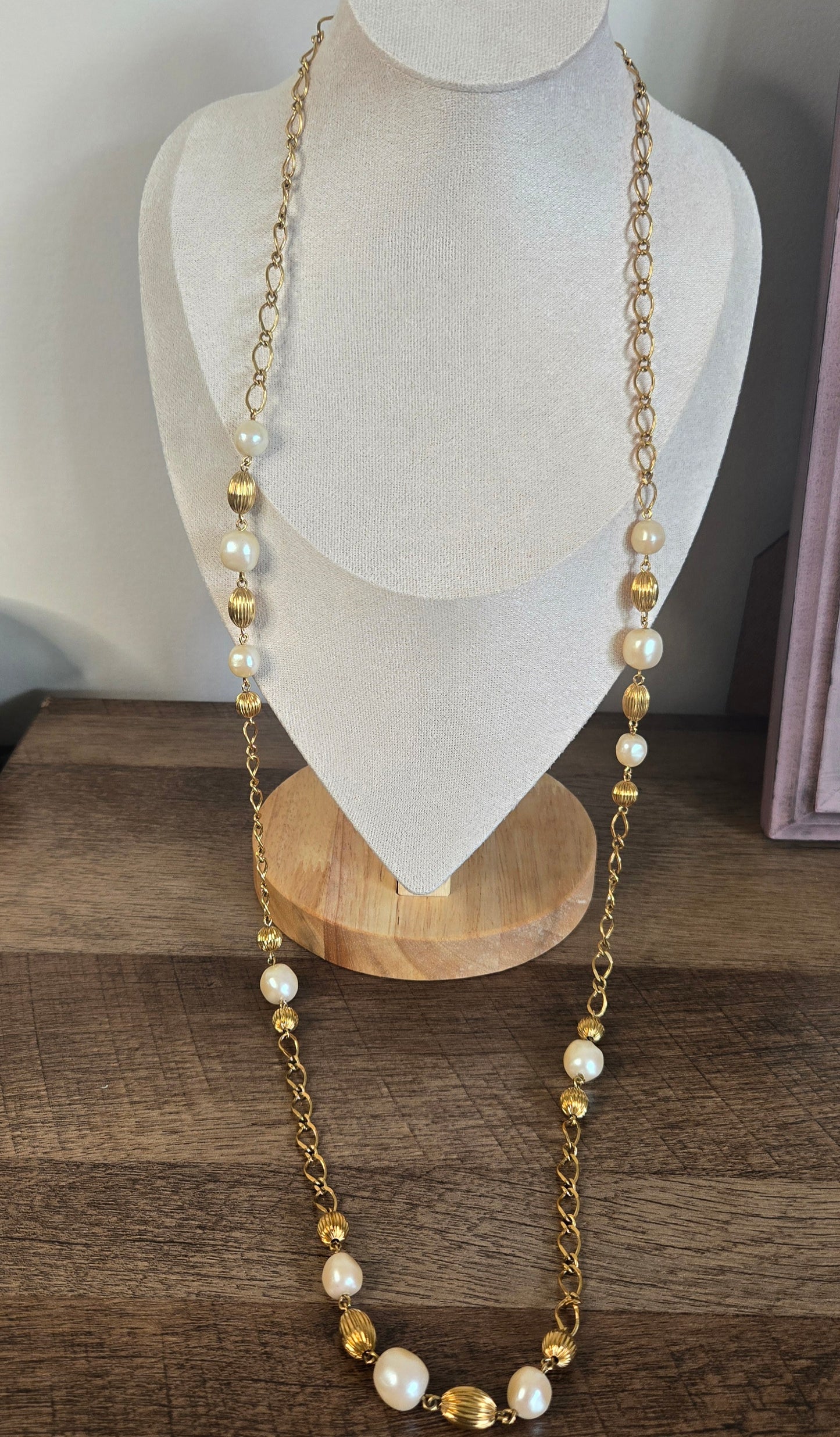 80's Vintage Avon faux Peral Goldtone Necklace